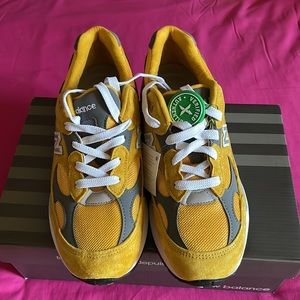 Brand new New Balance 992 mens sneakers with box.
